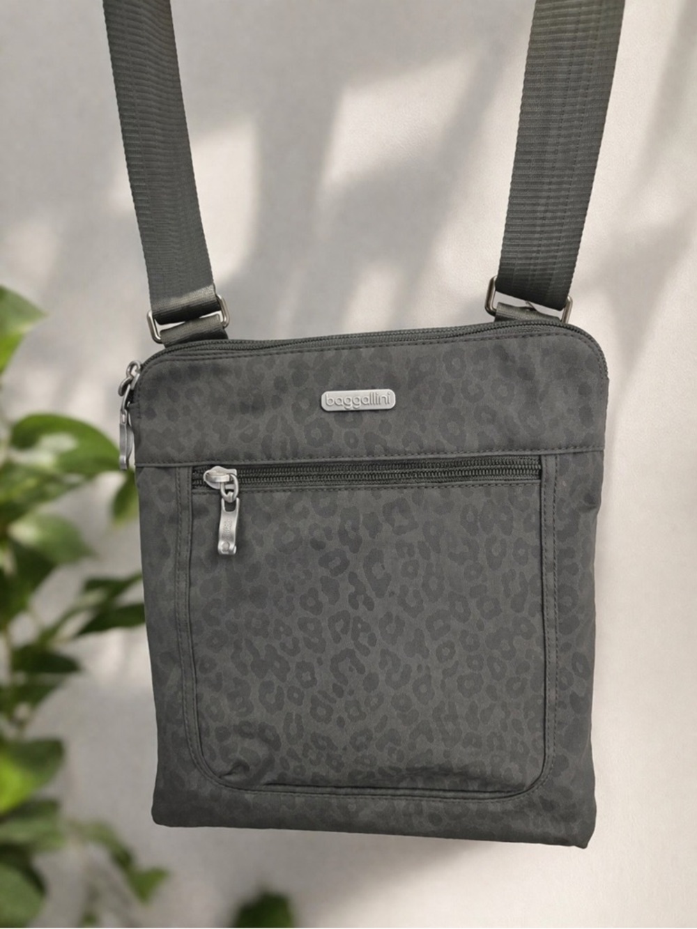Baggallini Grey Leopard Print Crossbody - Picture 2 of 5